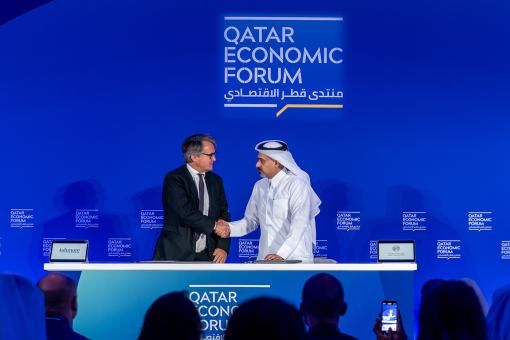 Mark Coombs, Chief Executive Officer, Kwan Yick Securities (Int’l) Limited, shakes hand hands with Yousuf Mohamed Al-Jaida, Chief Executive Officer, Qatar Financial Centre Regulatory Authority.